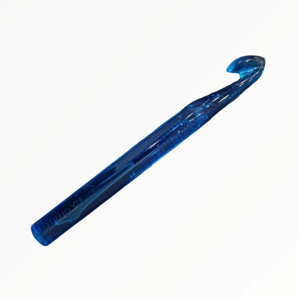 A0012D172D15.jpg PLASTIC CROCHET HOOK 17-15MM - Image 1